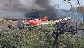 Polícia encontra sobrevivente em avião que caiu na Índia, diz agência