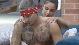 'A Fazenda 13': Aline Mineiro e MC Gui fazem movimento suspeito sob o edredom