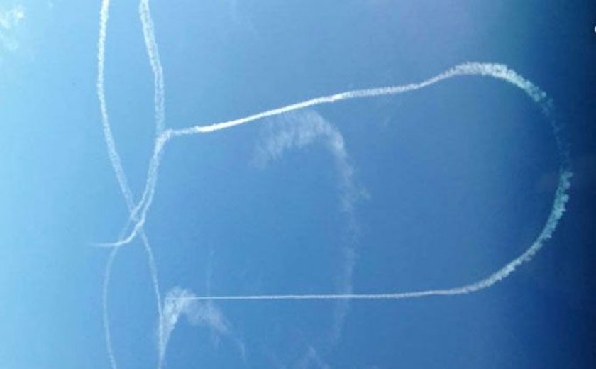 Piloto usa caça para desenhar pênis no céu nos Estados Unidos