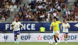 Seleção feminina perde para a França de virada em último teste antes da Copa América