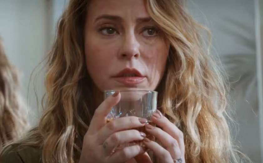 Vem aí! Heleninha recebe Odete Roitman bêbada e cai da escada