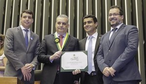 Alfredo Gaspar recebe Medalha do Mérito Legislativo, maior honraria da Câmara