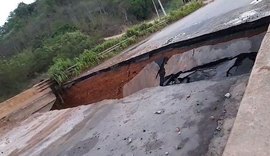 Trecho de ponte desaba e interdita BR-101 em Alagoas