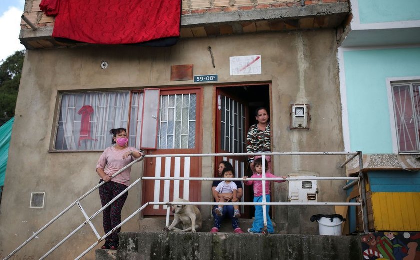 Colombianos penduram panos vermelhos nas janelas para sinalizar fome
