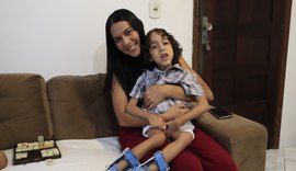 Menino com doença rara precisa de ajuda