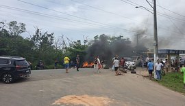 Vídeos: após prisão de líder comunitário, moradores de Ipioca bloqueiam AL-101 Norte