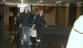 Elton John desembarca no Rio horas antes do show no Sambódromo