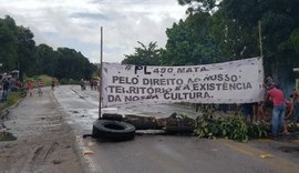 Indígenas da aldeia Wassu Cocal voltam a fechar os dois sentidos da BR-101 em AL