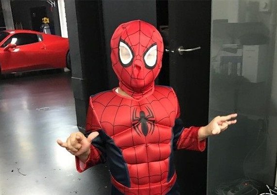 Neymar compartilha imagem do filho fantasiado de Homem-Aranha
