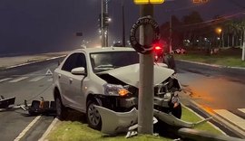 Carro de aplicativo derruba semáforo e outro capota ao tentar desviar dos destroços