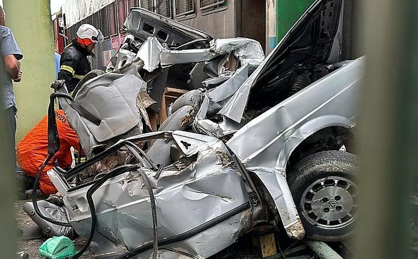 Acidente entre carro e trem deixa motorista ferido
