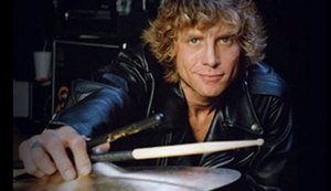 Steven Adler, ex-baterista do Guns N’ Roses dá facada no próprio estômago