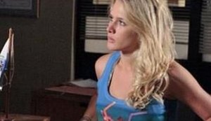 'Fina Estampa': Loira misteriosa que drogou Quinzé entrega Ferdinand