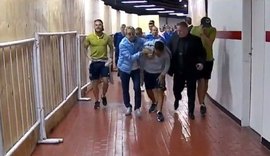 Ônibus do Boca é apedrejado na chegada ao estádio