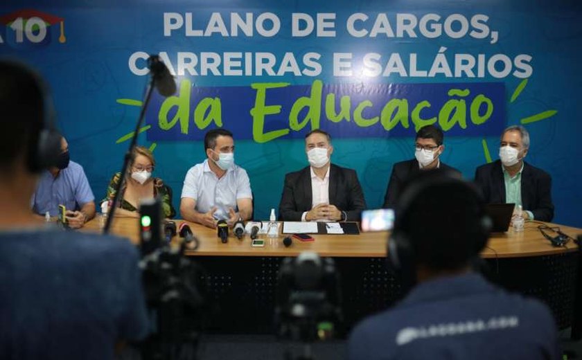 Governador assina sanção do novo PCCS da Educação e salários serão reajustados em 2021