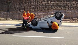 Motorista perde o controle do veículo e carro capota na Avenida Josepha de Melo