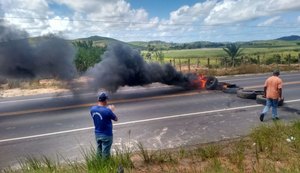 Manifestantes fecham rodovia AL-105, em Matriz de Camaragibe
