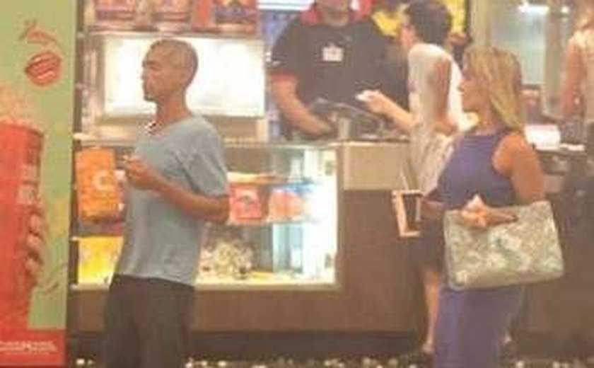 Romário reata com ex e volta a chamar atenção pela magreza em noite de cinema