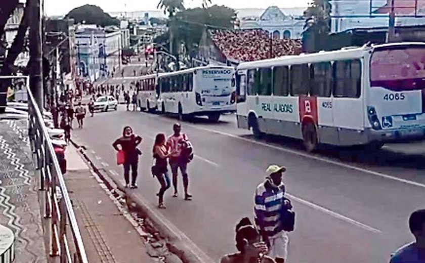 Vídeo: moradores de Maceió atingidos pelas chuvas cobram auxílio emergencial e realizam protesto no Centro