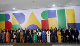 Lula dá posse a ministros e assina primeiras medidas de governo