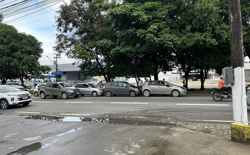 Engavetamento com quatro carros deixa trânsito lento na Durval de Góes Monteiro