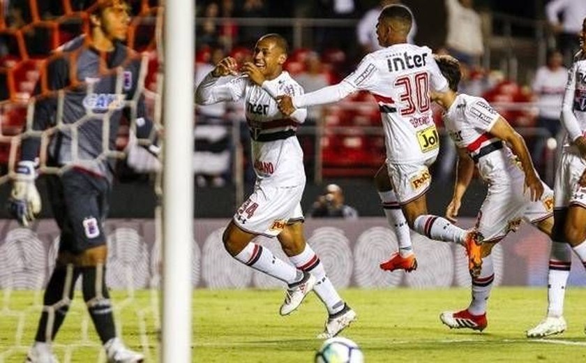 São Paulo vence Paraná no Morumbi em sua estreia no Brasileirão 2018