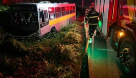 Cinco pessoas ficaram feridas em acidente envolvendo um ônibus na AL-101 Sul, em Marechal Deodoro