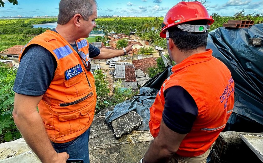 Após fortes chuvas, Defesa Civil de Maceió vistoria residências em Coqueiro Seco