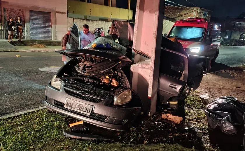 Jovem de 19 anos morre após colidir veículo em poste na parte alta de Maceió