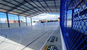 Prefeito entrega quadra para 700 alunos no Benedito Bentes