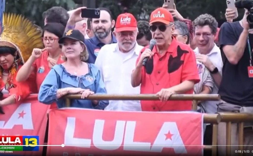 VÍDEO: Chico Buarque comanda multidão em ato de Lula: “Amanhã vai ser outro dia”