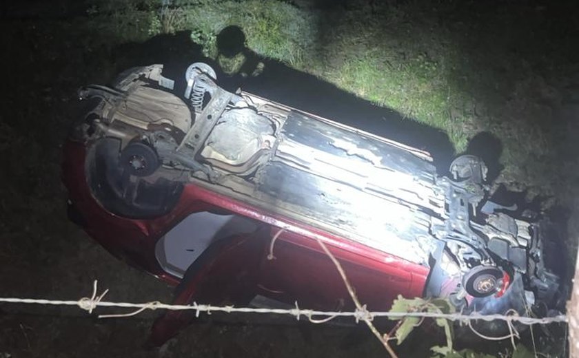 Acidente na 'Curva da Laranja': veículo capota na AL-210 e perde os quatro pneus