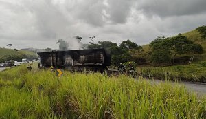 Trecho da BR-101 em Flexeiras é liberado após remoção de carreta que tombou no local