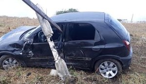 Criança fica ferida após carro colidir com estacas