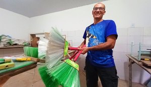 Garrafas PET transformadas em vassouras geram renda em Viçosa