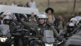 Bolsonaro participa de passeio de moto com apoiadores em SC