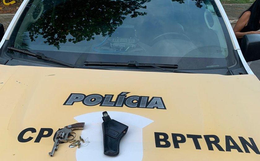 Batalhão de Trânsito flagra condutora armada durante blitz no Vergel do Lago