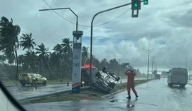 Condutor capota carro após colisão com muro no Pontal da Barra