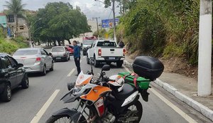 Dois homens ficam feridos após colisão envolvendo caminhão e bicicleta na Leste-Oeste