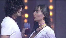 Thaís leva um toco de Fiuk durante a Festa do Líder