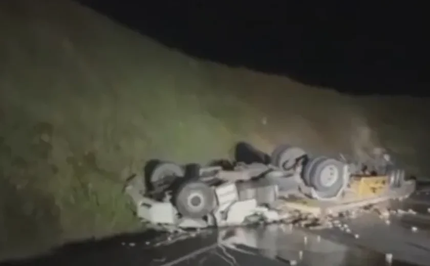 Motorista morre após carreta capotar na BR-416 entre Colônia Leopoldina e Ibateguara