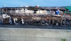Ônibus que seguia de Aracaju para Maceió pega fogo na BR-101