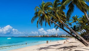 Caetano Veloso compara beleza de praia italiana ao mar de Maceió