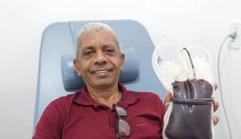Vidraceiro comemora seis décadas de vida doando sangue no Hemoal