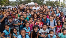 Prefeito JHC autoriza construção de ginásios poliesportivos para beneficiar alunos no Tabuleiro e Clima Bom
