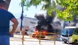 Carro fica destruído após pegar fogo na Avenida Fernandes Lima