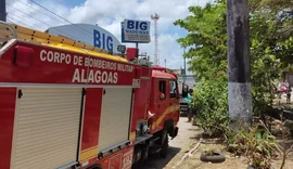 Após colisão, poste de energia elétrica pega fogo na Avenida Durval de Góes Monteiro