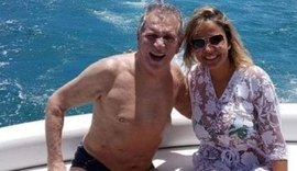 Carlos Alberto de Nóbrega curte férias com namorada mais nova na Bahia