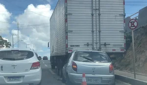 Veículo colide em caminhão e trânsito fica lento na Avenida Leste-Oeste, em Maceió