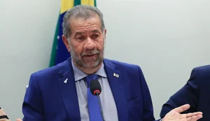 Carlos Lupi pede demissão do Ministério da Previdência após fraude no INSS